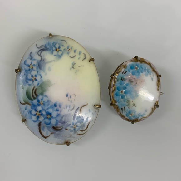 Lot of 2 Vintage Hand-Painted Brass over Porcelain Blue Forget Me Knots Brooches - Picture 1 of 5